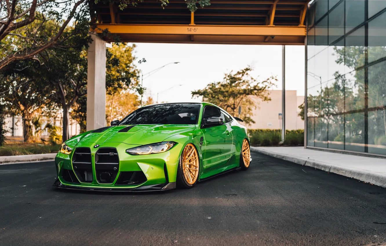 Фото обои BMW, Green, Building, Road, BMW M4, G82, Yellow Light