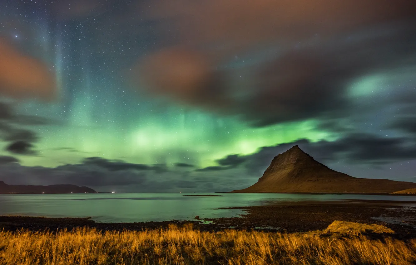 Фото обои море, небо, трава, звезды, облака, горы, ночь, тучи