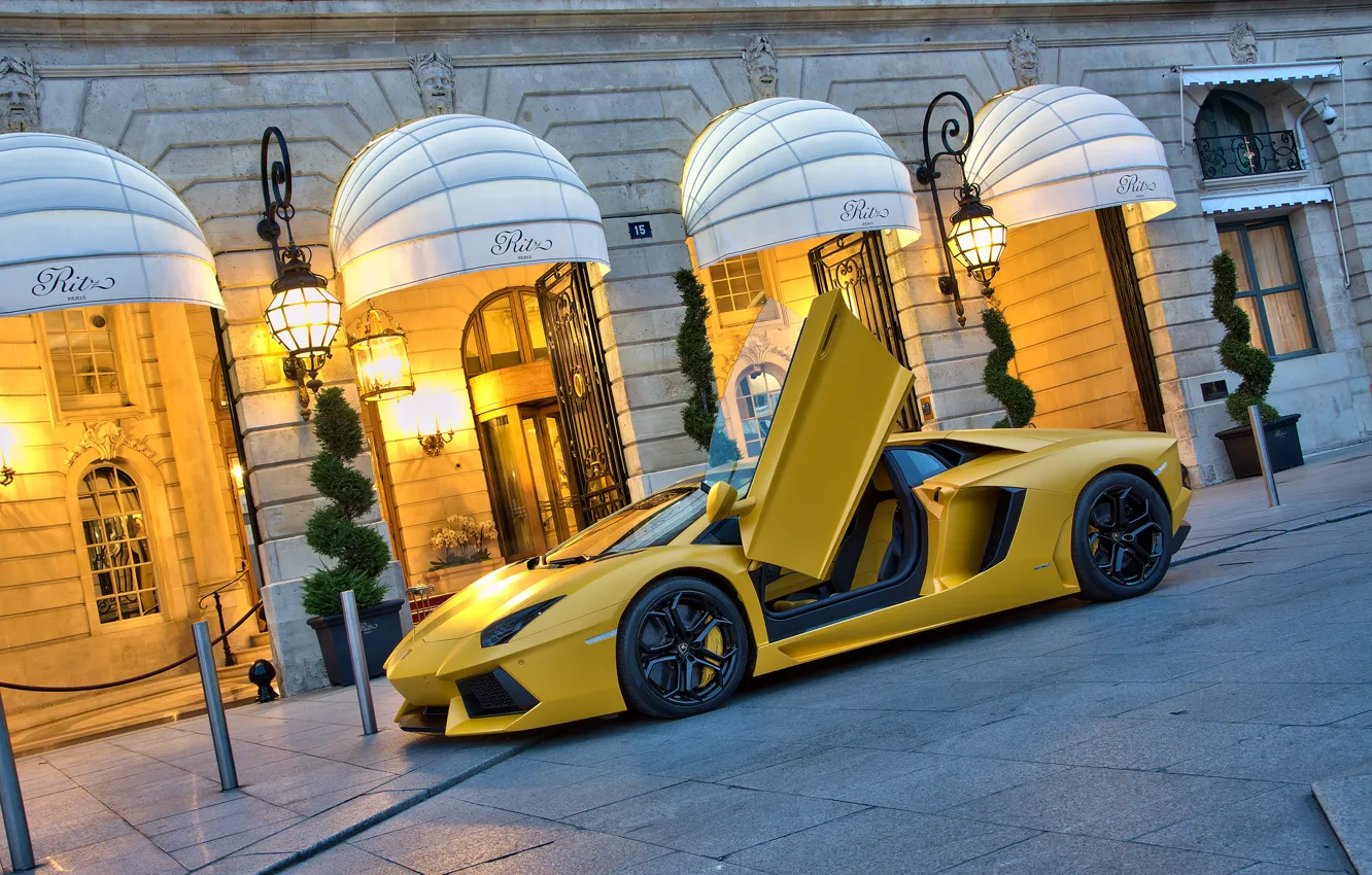 Фото обои желтый, здание, Lamborghini, суперкар, supercar, yellow, aventador, lp700-4