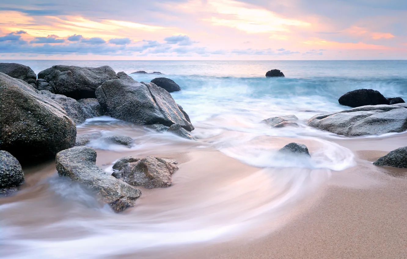 Фото обои песок, море, волны, пляж, лето, небо, камни, берег