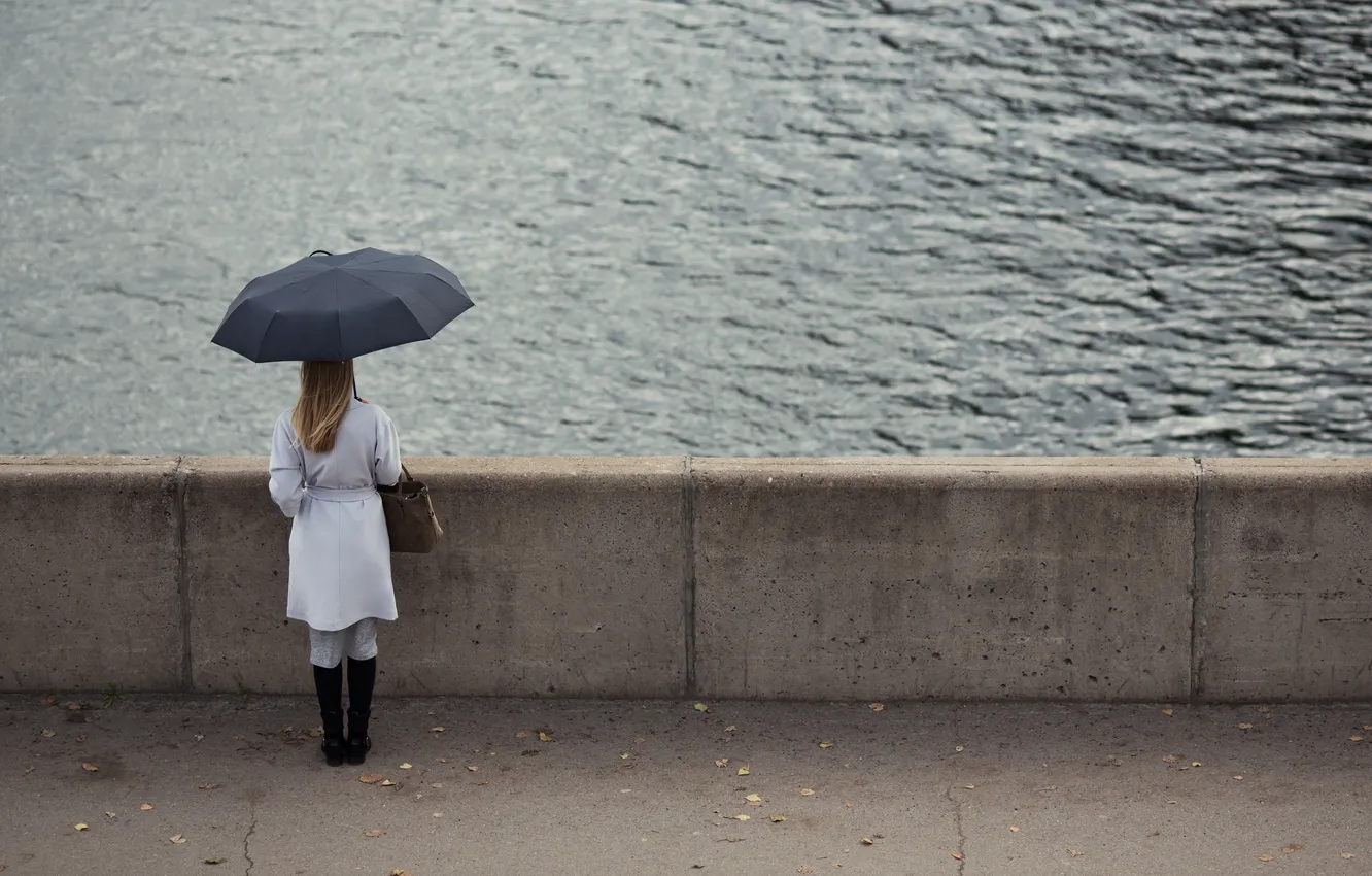 Фото обои girl, river, rain, woman, umbrella, autumn, coat, cold