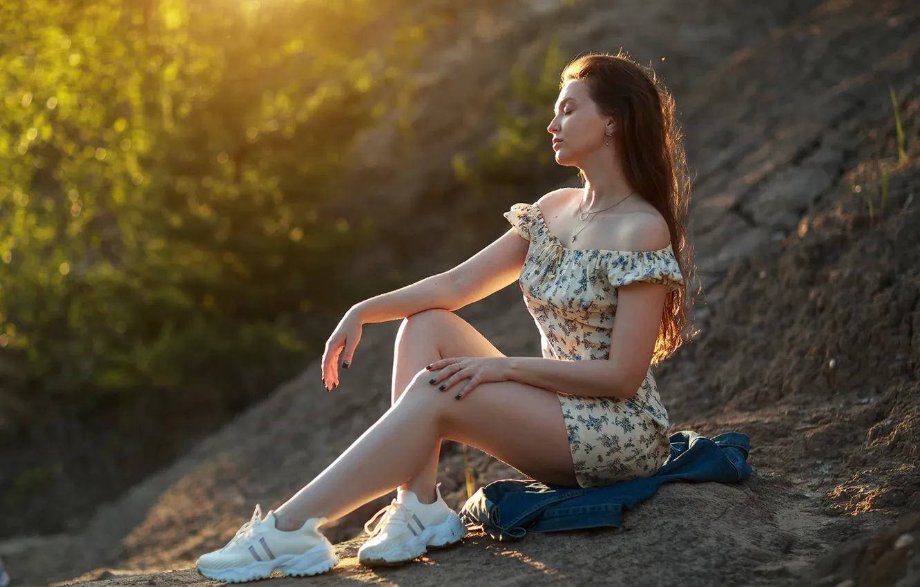 Фото обои trees, nature, model, women, brunette, sitting, sneakers, closed eyes