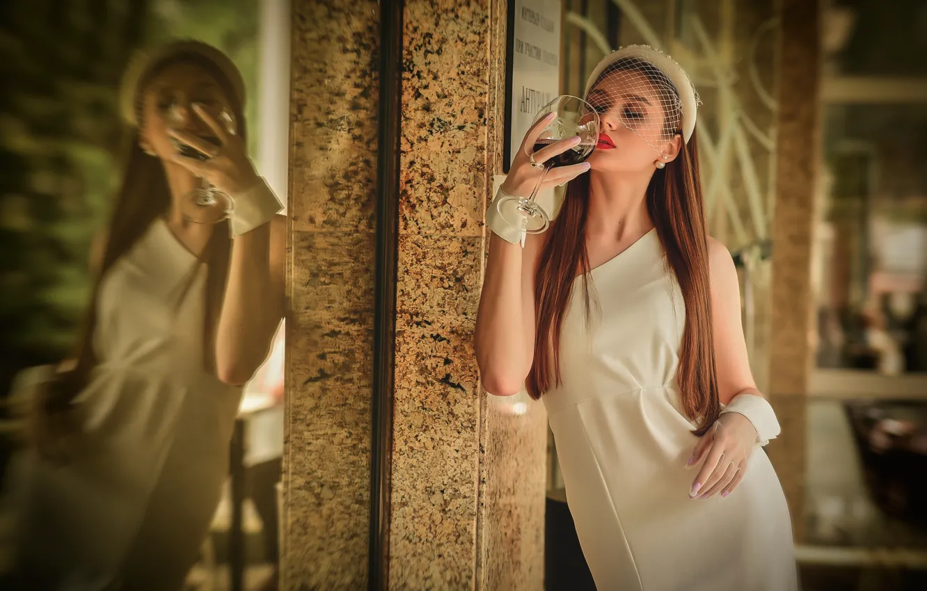 Фото обои девушка, отражение, сетка, вино, бокал, платье, перчатки, шатенка