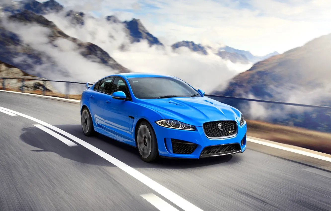 Фото обои небо, Jaguar, Облака, Горы, Синий, Машина, Седан, Передок