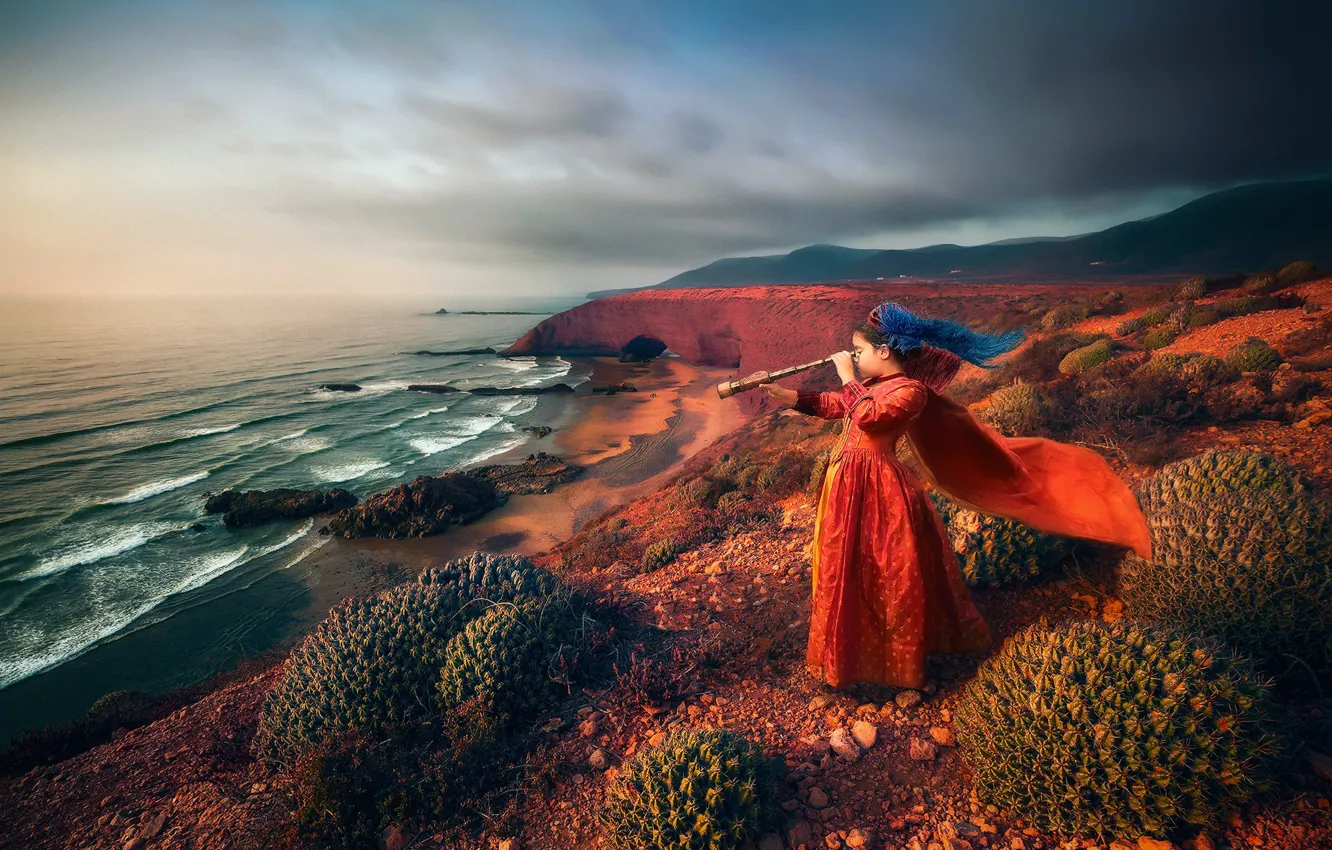 Фото обои море, скалы, девочка, кактусы, ожидание, подзорная труба