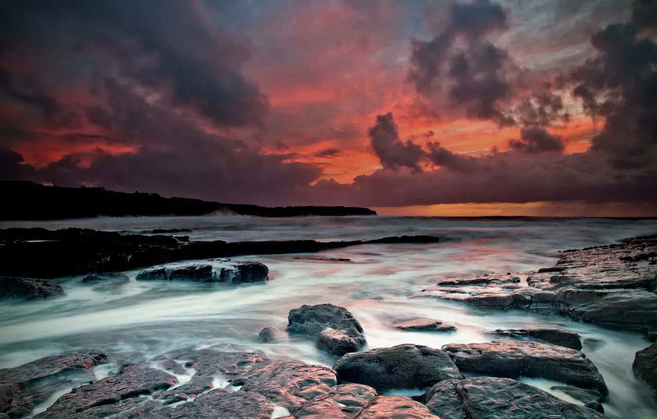 Фото обои волны, осень, вода, облака, закат, тучи, камни, скалы