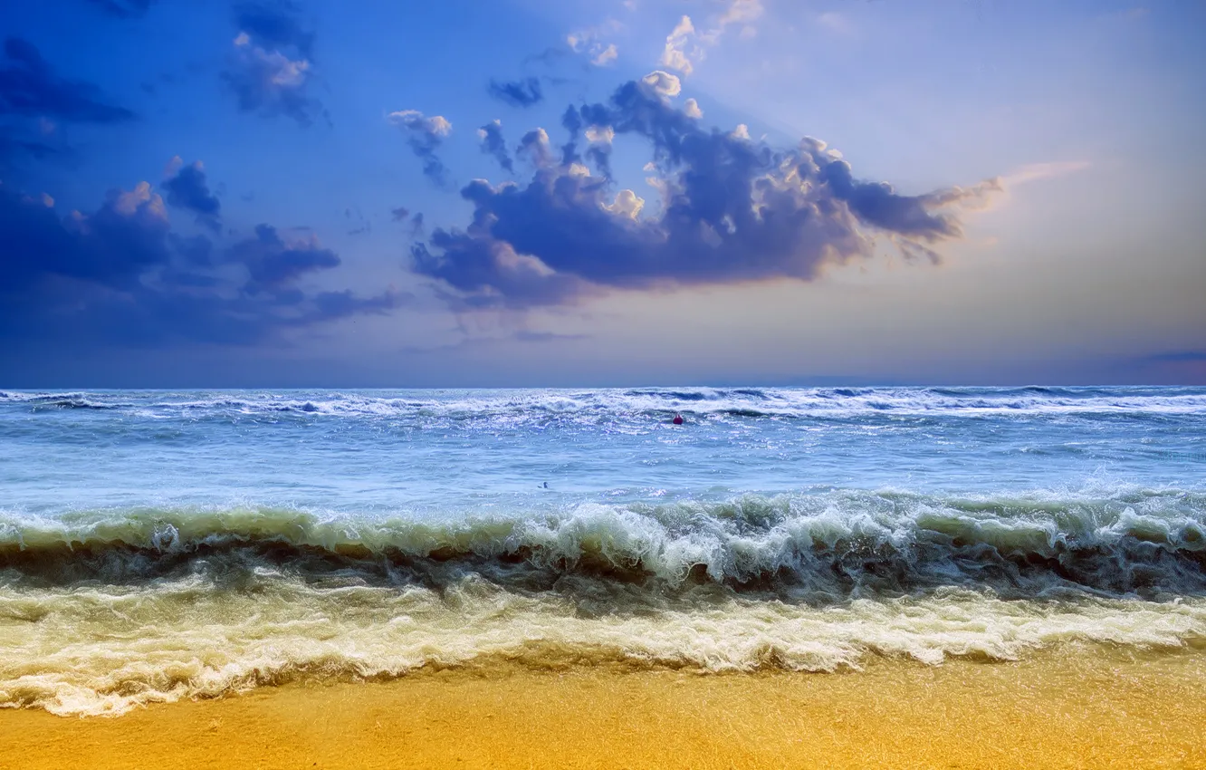Фото обои песок, море, волны, небо, тучи, шторм, берег