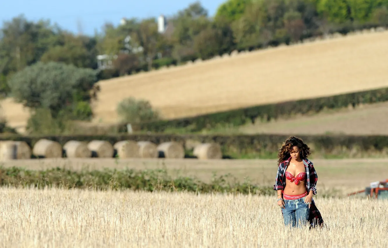 Фото обои поле, девушка, музыка, певица, rihanna, знаменитость, рианна