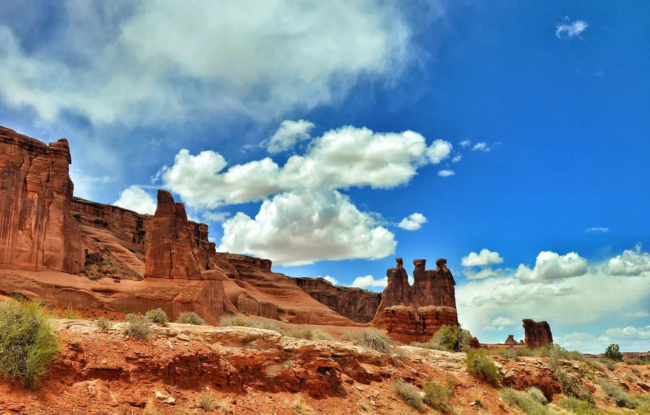 Фото обои небо, облака, горы, камни, скалы, сша, кусты, Arches National Park