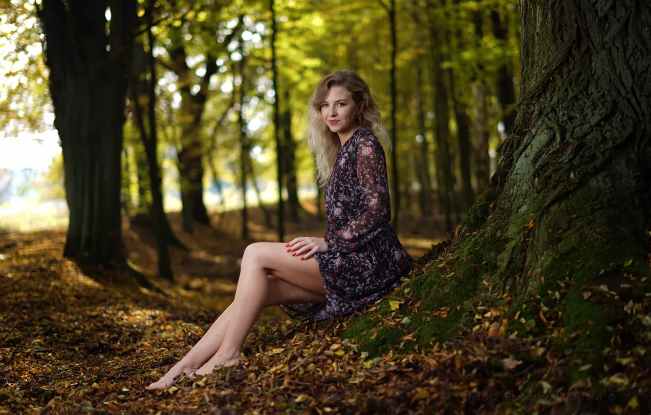 Фото обои осень, девушка, деревья, природа, поза, улыбка, босиком, платье