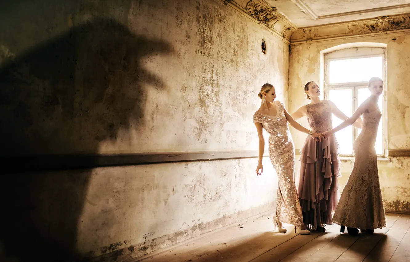 Фото обои девушки, стена, тень