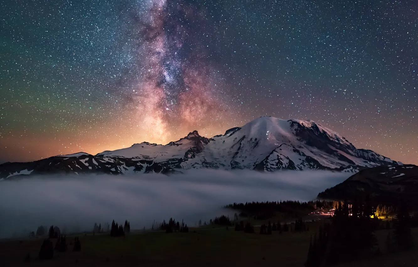 Фото обои лес, небо, звезды, свет, ночь, огни, гора, США