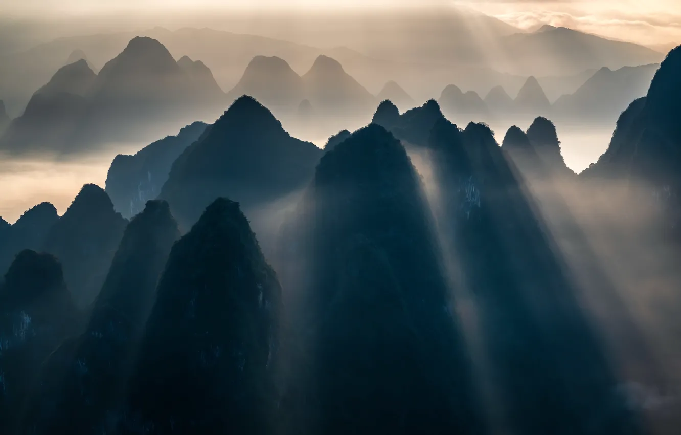 Фото обои лучи, горы, туман, mountains, rays, fog, Ye Naing Wynn