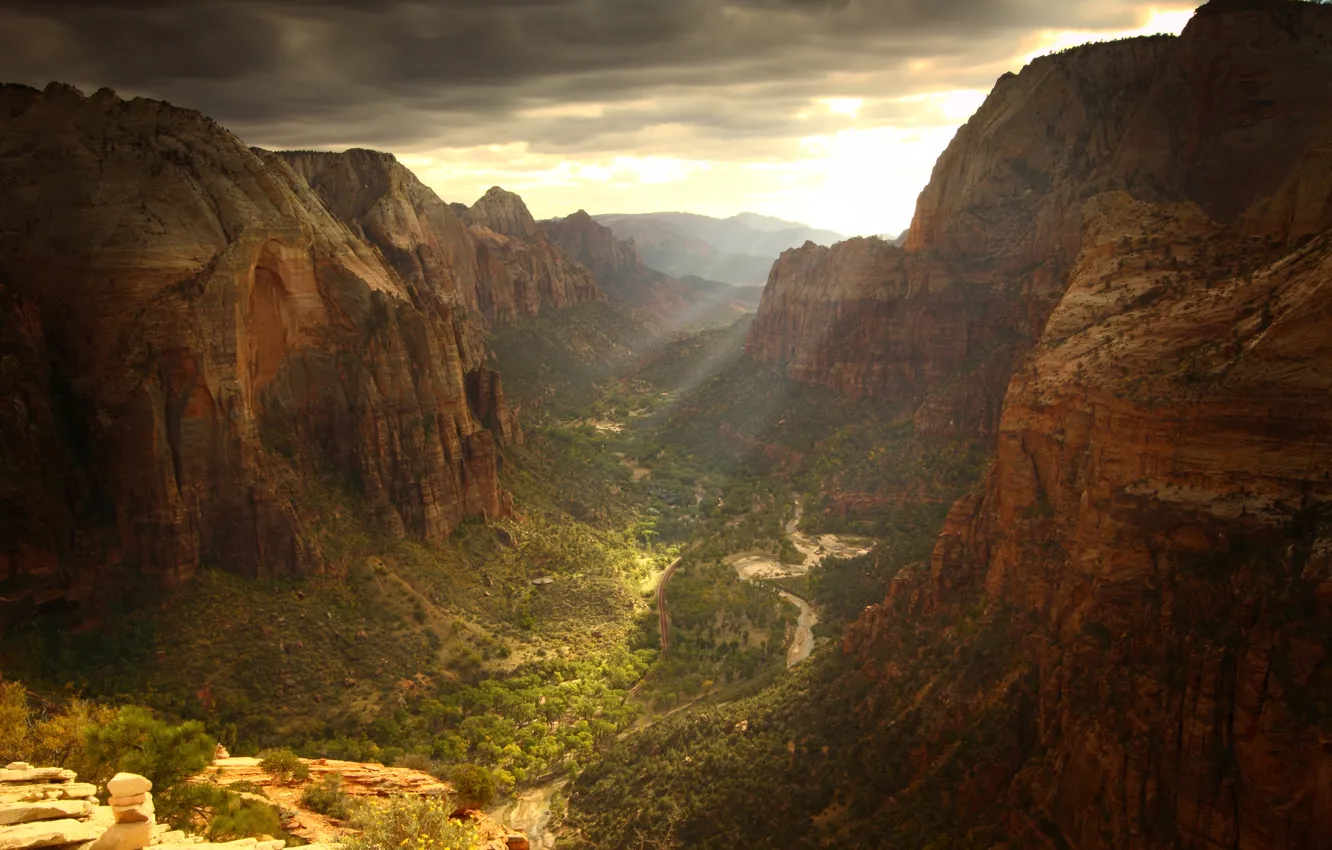 Фото обои дорога, тучи, скалы, вид, высота, каньон, ущелье, солнечные лучи