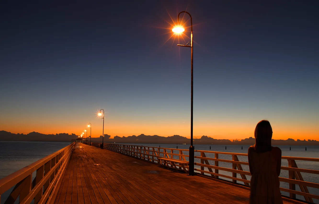 Фото обои вода, свет, закат, мост, вечер, девочка, фонарь