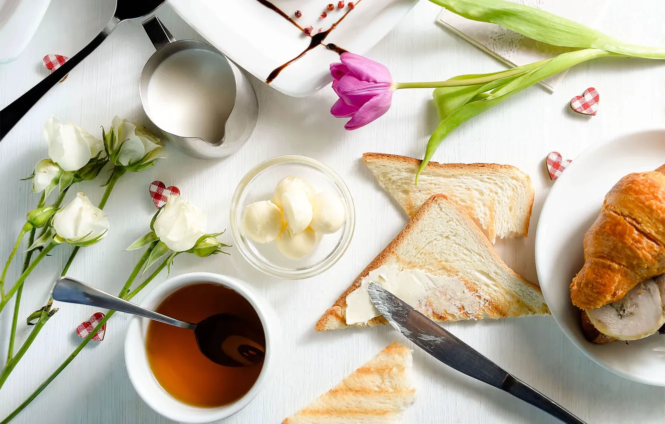 Фото обои чай, масло, хлеб, тюльпаны, круассан