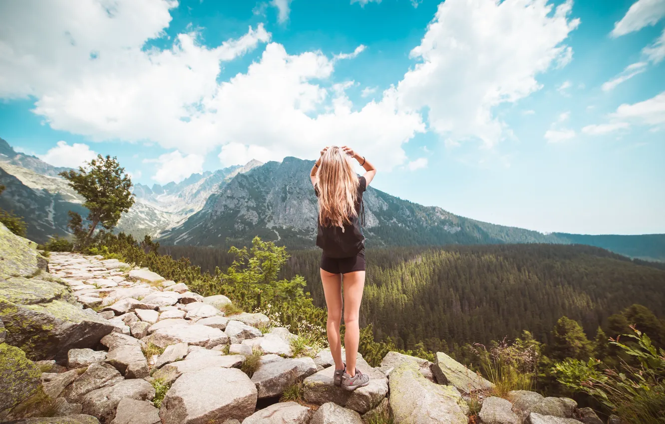 Фото обои девушка, пейзаж, шорты, гора, блондинка