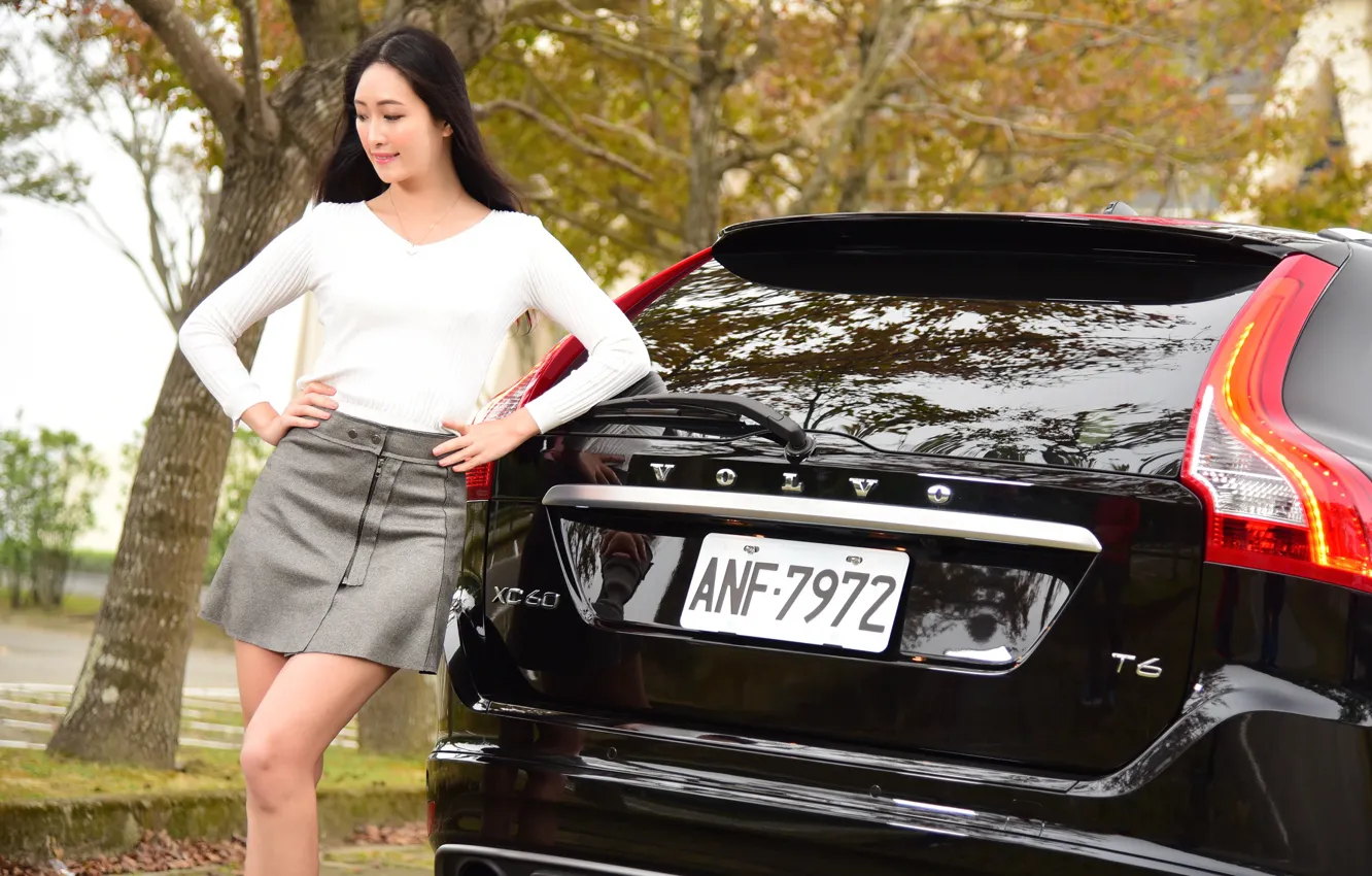Фото обои взгляд, Девушки, Volvo, азиатка, красивая девушка, черный авто, позирует над машиной