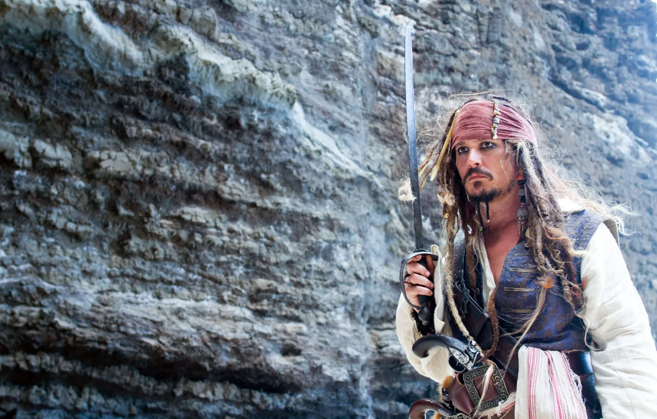 Фото обои скала, актер, Джонни Депп, капитан Джек Воробей, сабля, Пираты Карибского моря 4