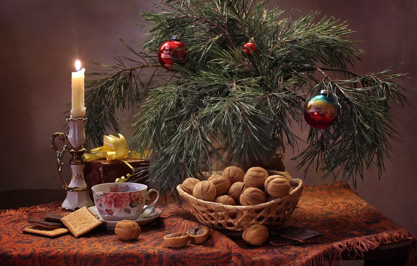 Фото обои стол, огонь, праздник, подарок, шары, игрушки, свеча, печенье