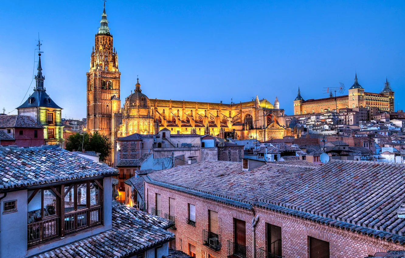 Фото обои город, вид, дома, вечер, крыши, собор, крепость, Испания