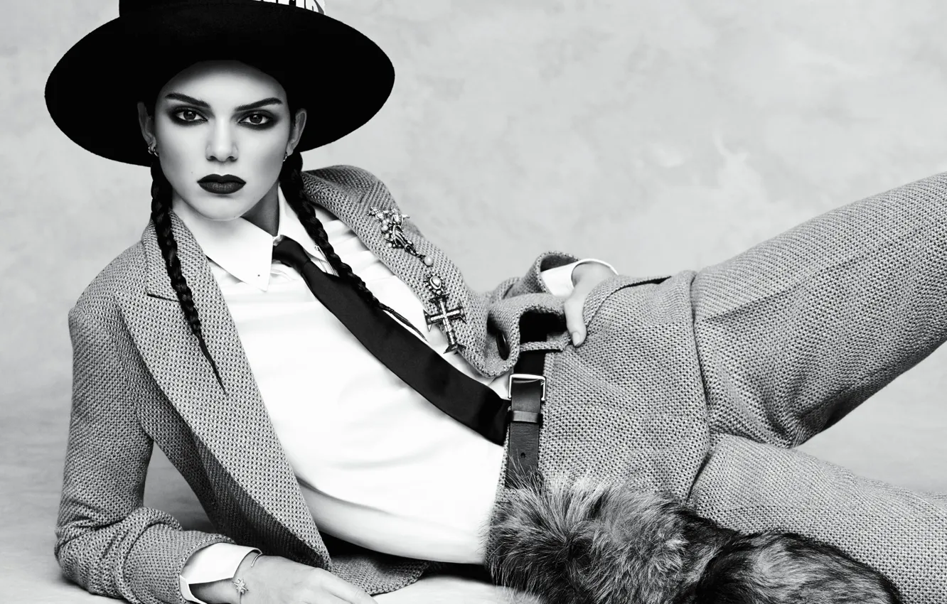 Фото обои модель, шляпа, макияж, брюнетка, прическа, галстук, лежит, черно-белое
