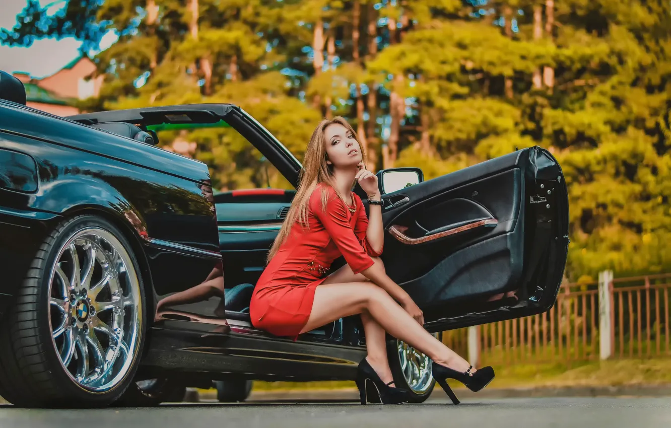 Фото обои машина, авто, платье, ножки, в красном