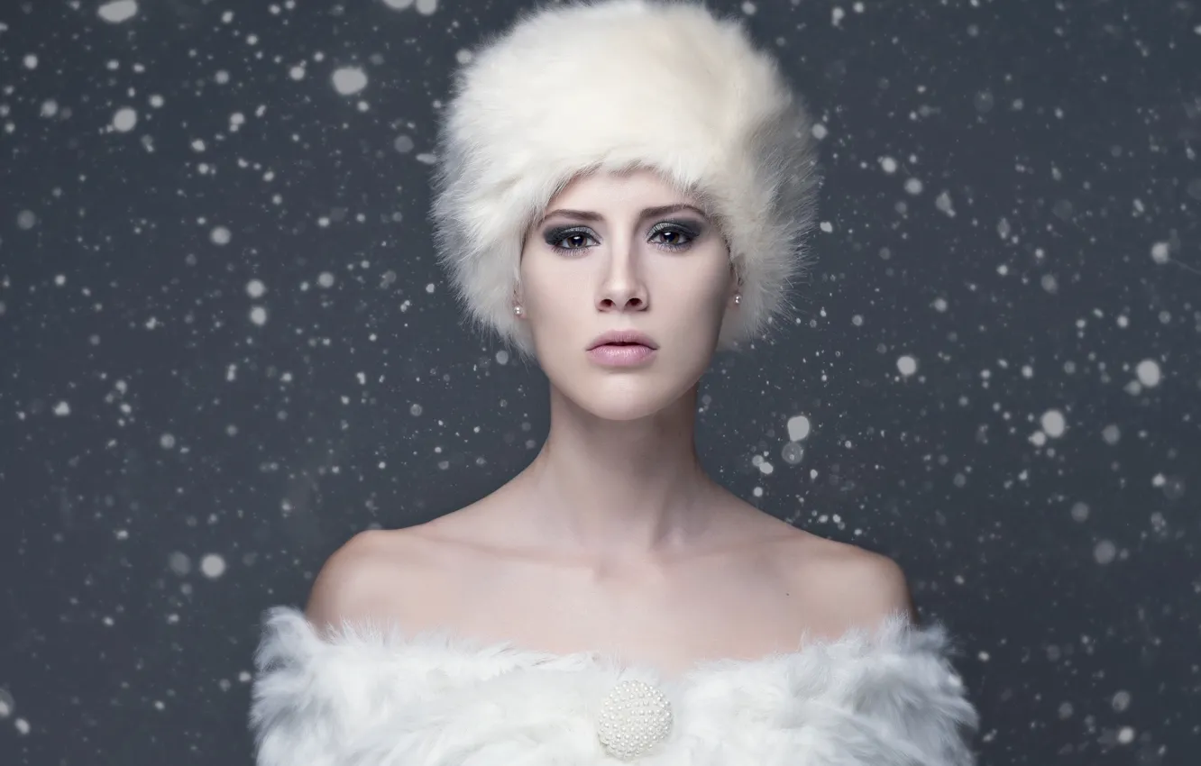 Фото обои взгляд, девушка, снег, лицо, фон, шапка, портрет, макияж