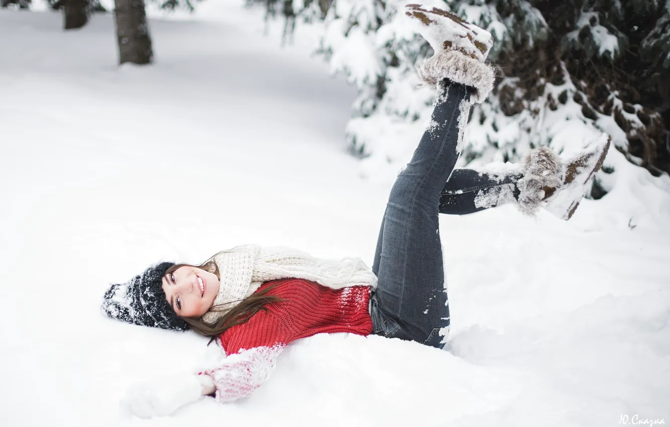 Фото обои зима, снег, улыбка, Девушка, лежит, перчатки, ножки, Юлия Сказка