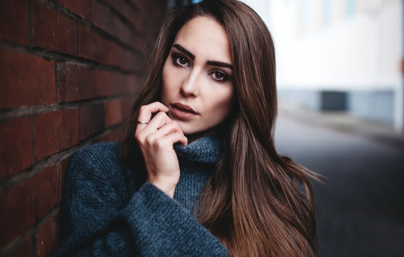 Фото обои взгляд, поза, модель, портрет, кирпич, руки, макияж, прическа