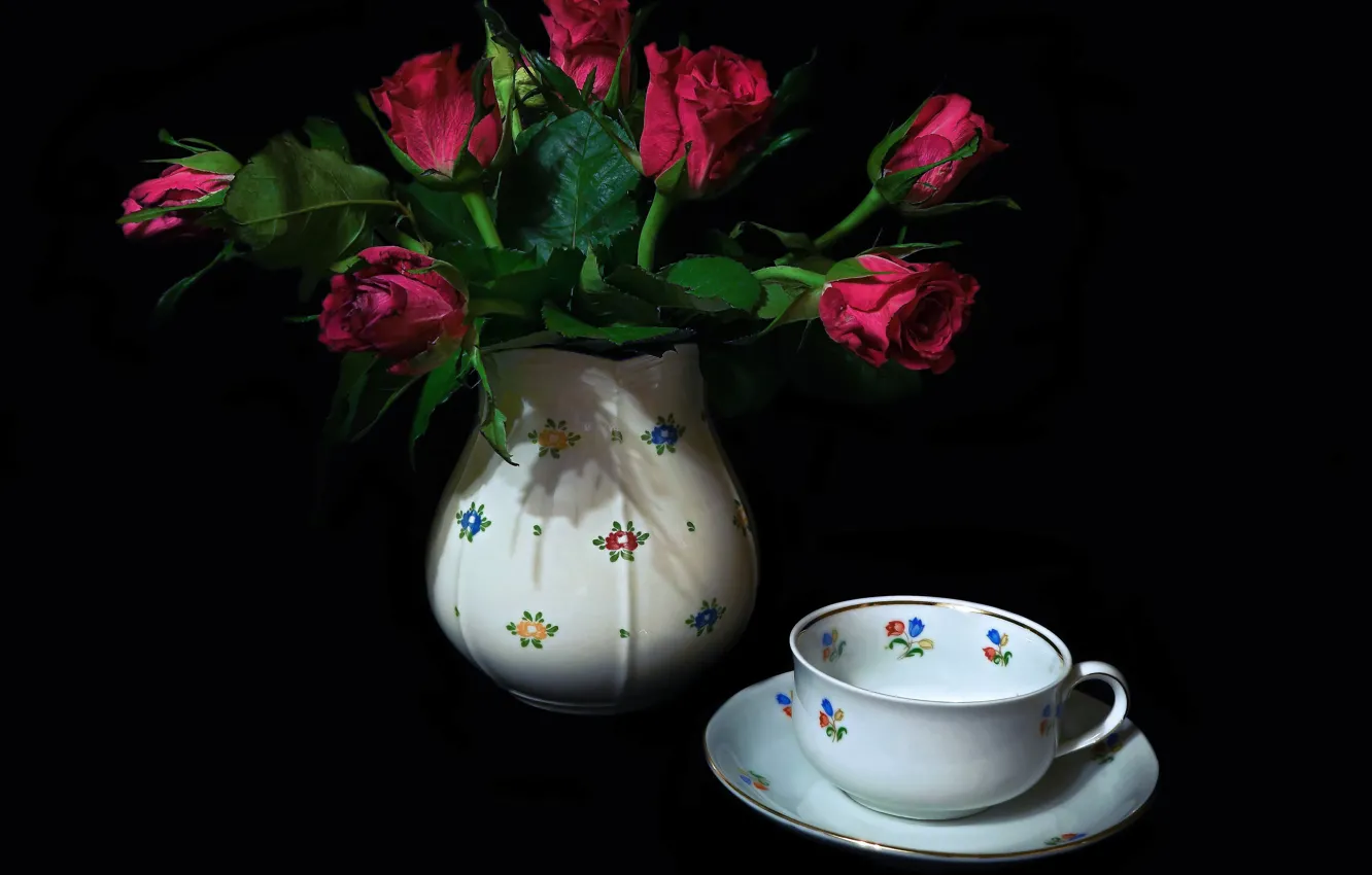 Фото обои фон, чашка, ваза, натюрморт, блюдце, алые розы