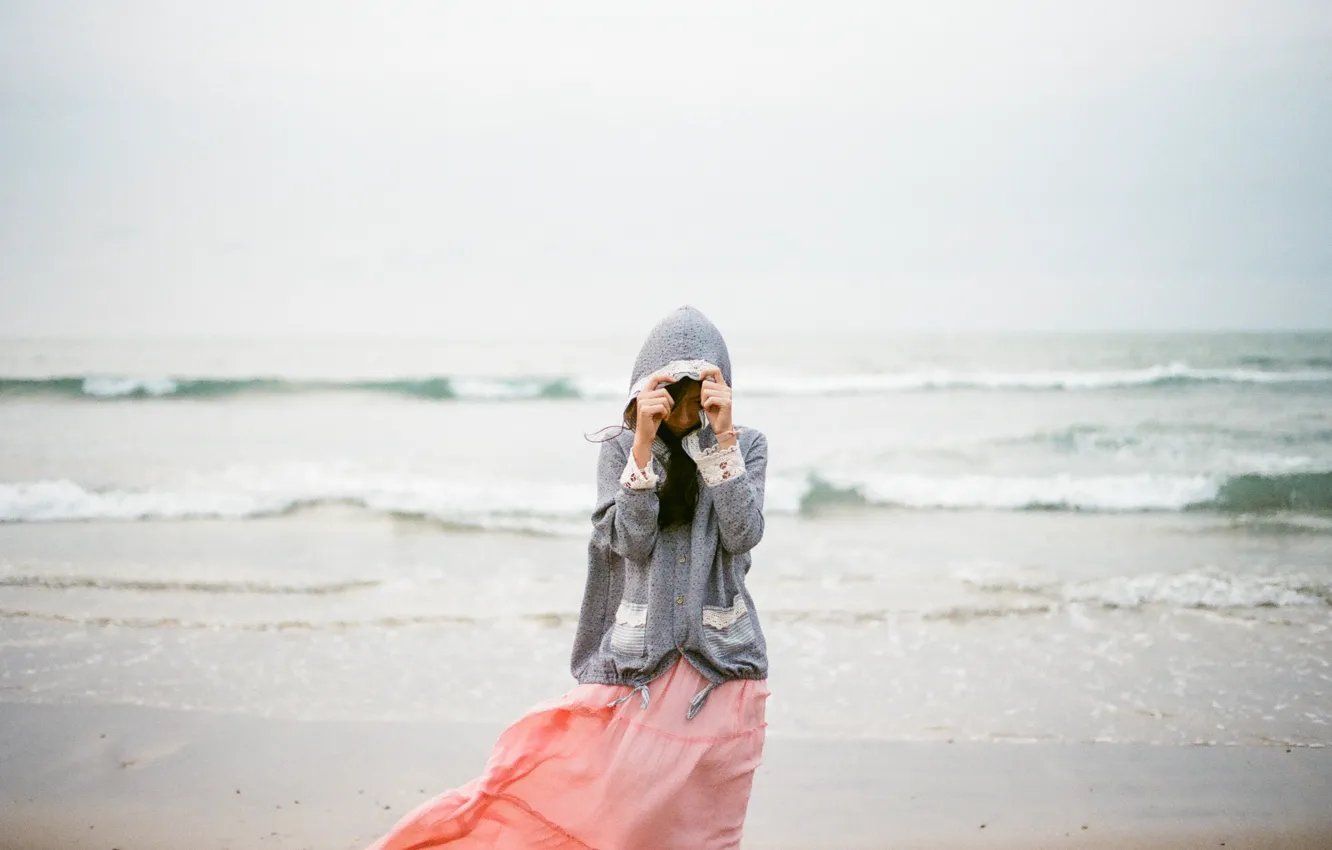 Фото обои waves, girl, beach, dress, sea, hood