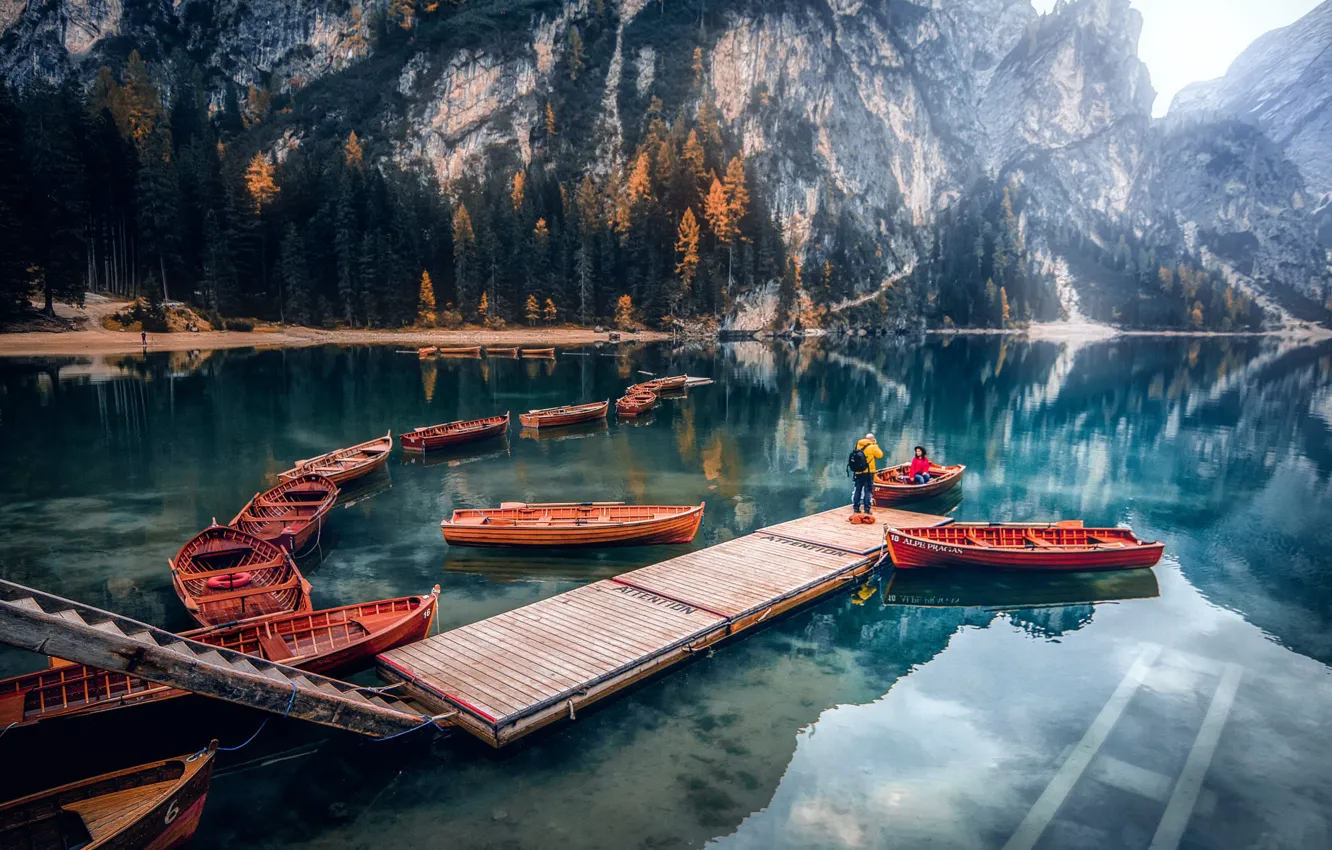 Фото обои осень, пейзаж, горы, природа, озеро, люди, лодки, Италия