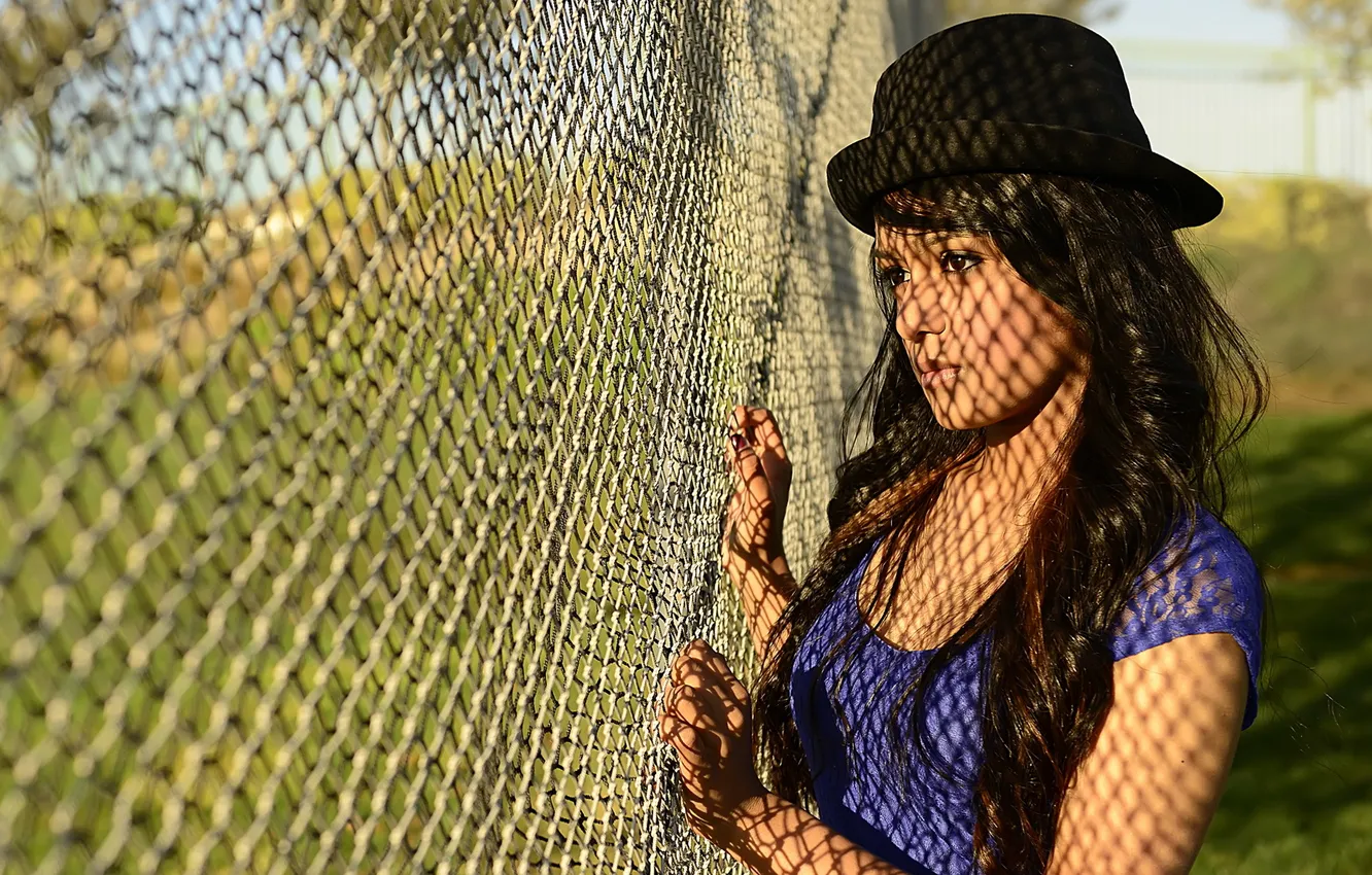 Фото обои девушка, забор, шляпка