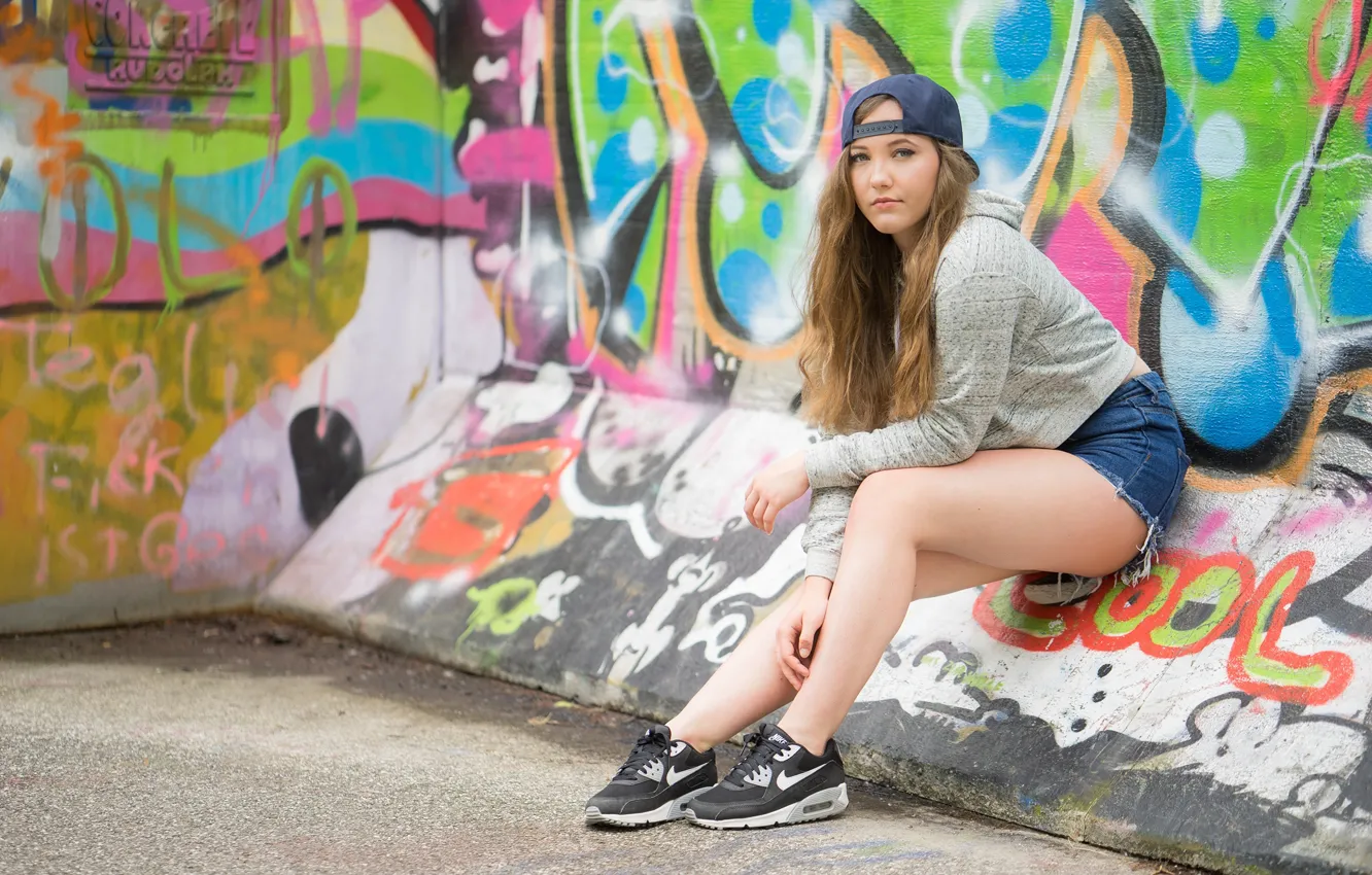 Фото обои девушка, поза, граффити, шорты, girl, graffiti, shorts, pose