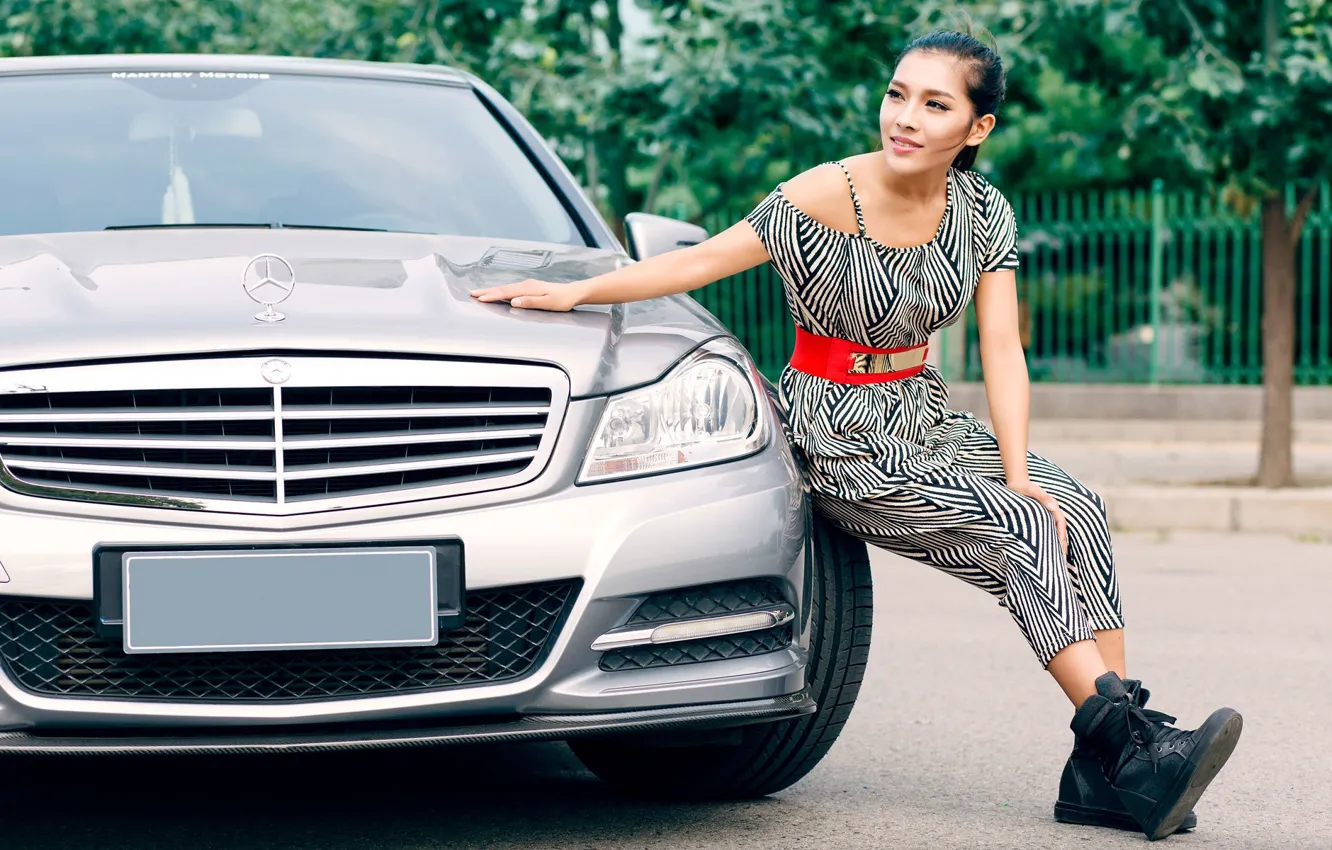 Фото обои Девушки, Mercedes, азиатка, красивая девушка, серый авто, сидит на колесе