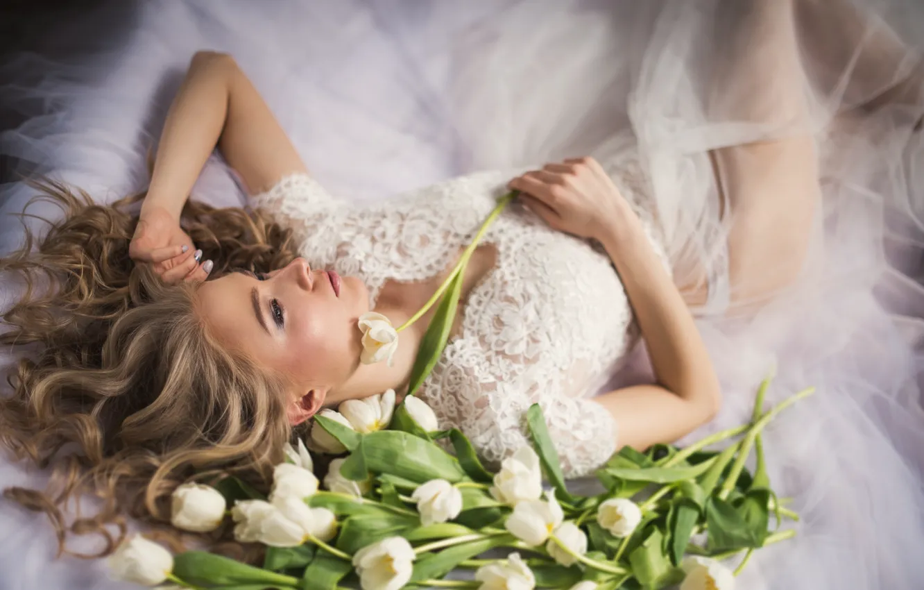 Фото обои девушка, цветы, поза, настроение, волосы, руки, пеньюар, белые тюльпаны
