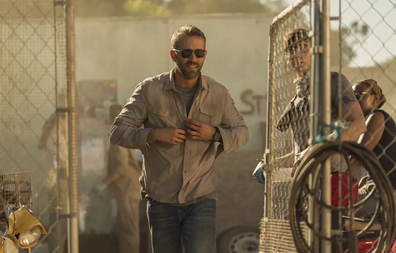 Фото обои поза, люди, забор, очки, Райан Рейнольдс, Ryan Reynolds, Первый, Призрачная шестёрка