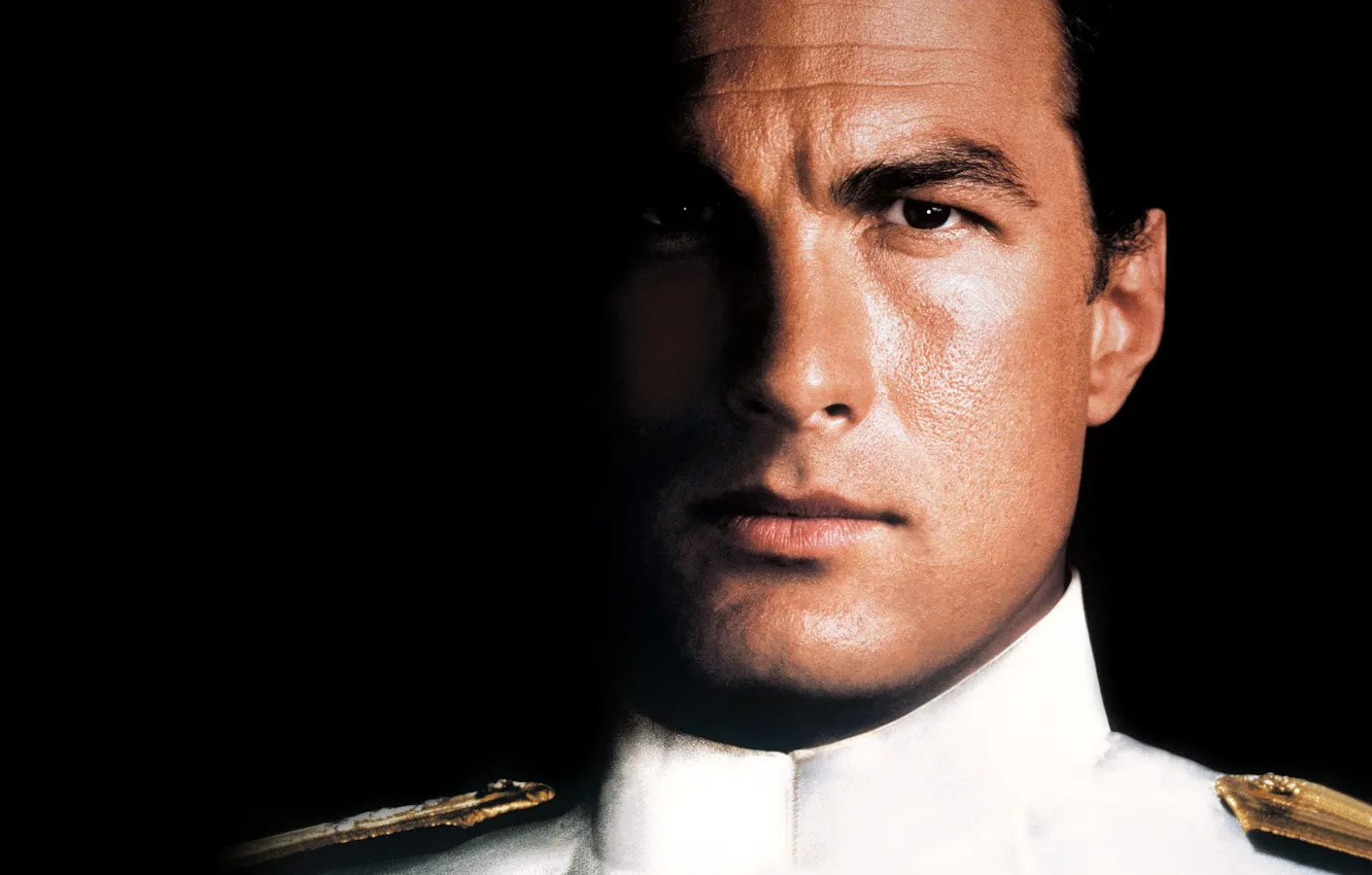 Фото обои лицо, черный фон, захват, Стивен Сигал, в осаде, Under Siege, Steven Seagal, Casey Ryback