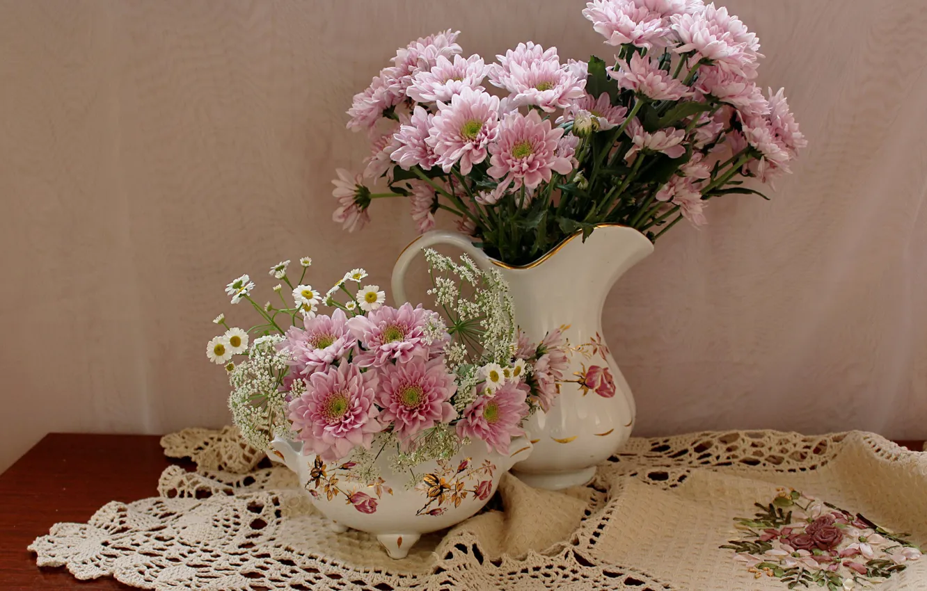 Фото обои цветы, стол, ромашки, хризантемы, скатерть, вазы