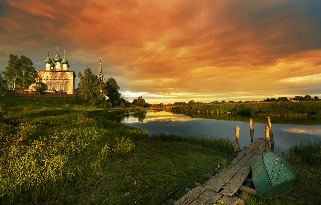 Фото обои трава, облака, закат, озеро, берег, лодка, вид, церковь