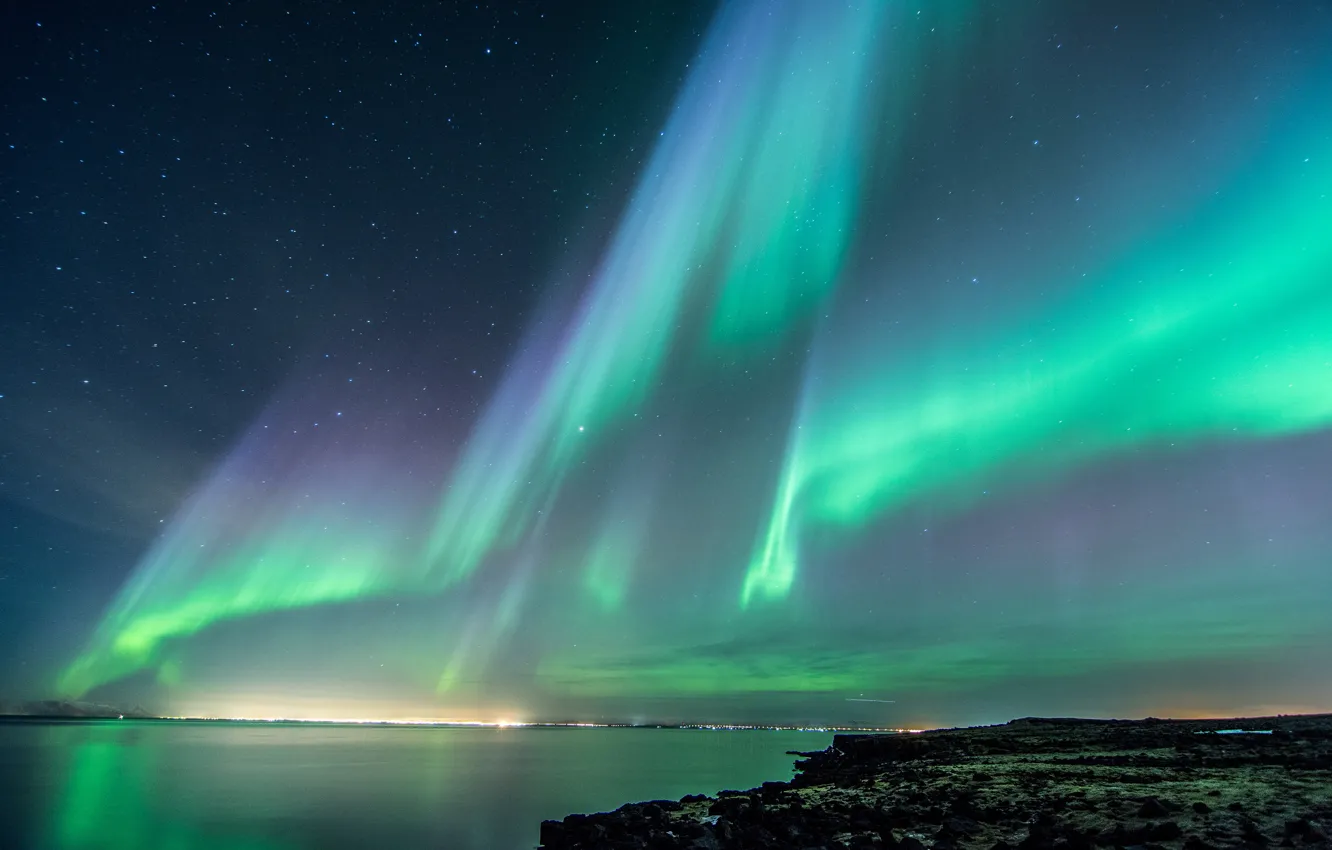 Фото обои море, небо, ночь, огни, побережье, звёзды, северное сияние, Исландия