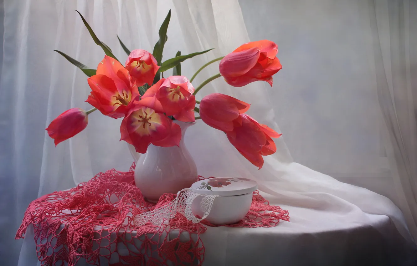 Фото обои цветы, стол, букет, тюльпаны, красные, ваза, натюрморт, занавеска
