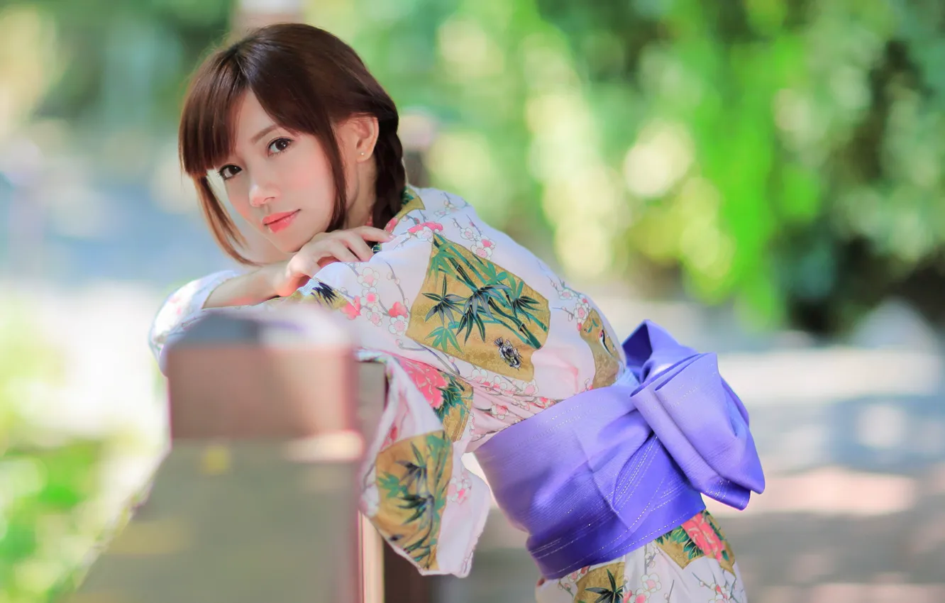 Фото обои поза, кимоно, красивая девушка, карие глаза, азитака, размытй фон