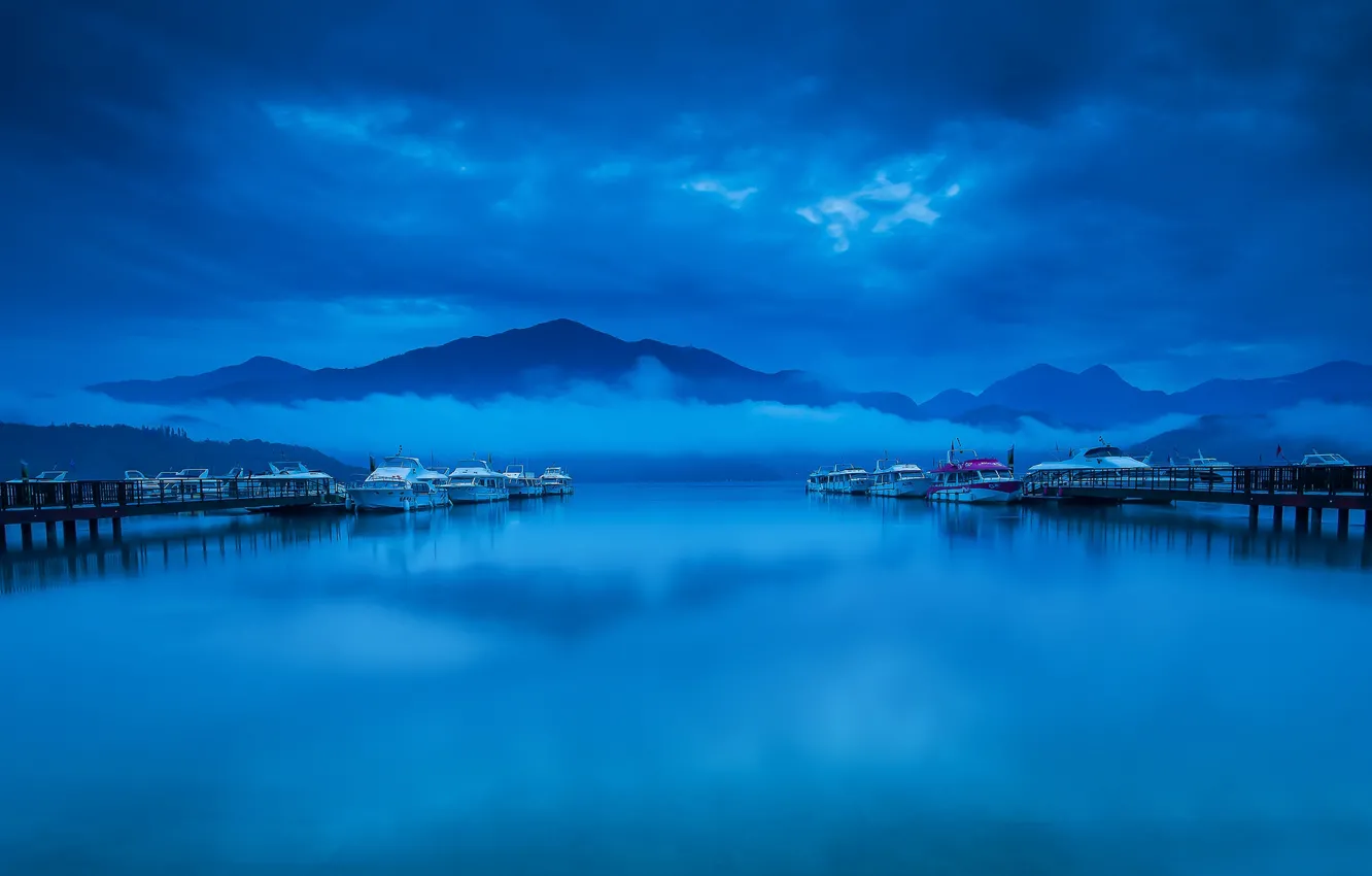 Фото обои горы, тучи, туман, пристань, лодки, залив