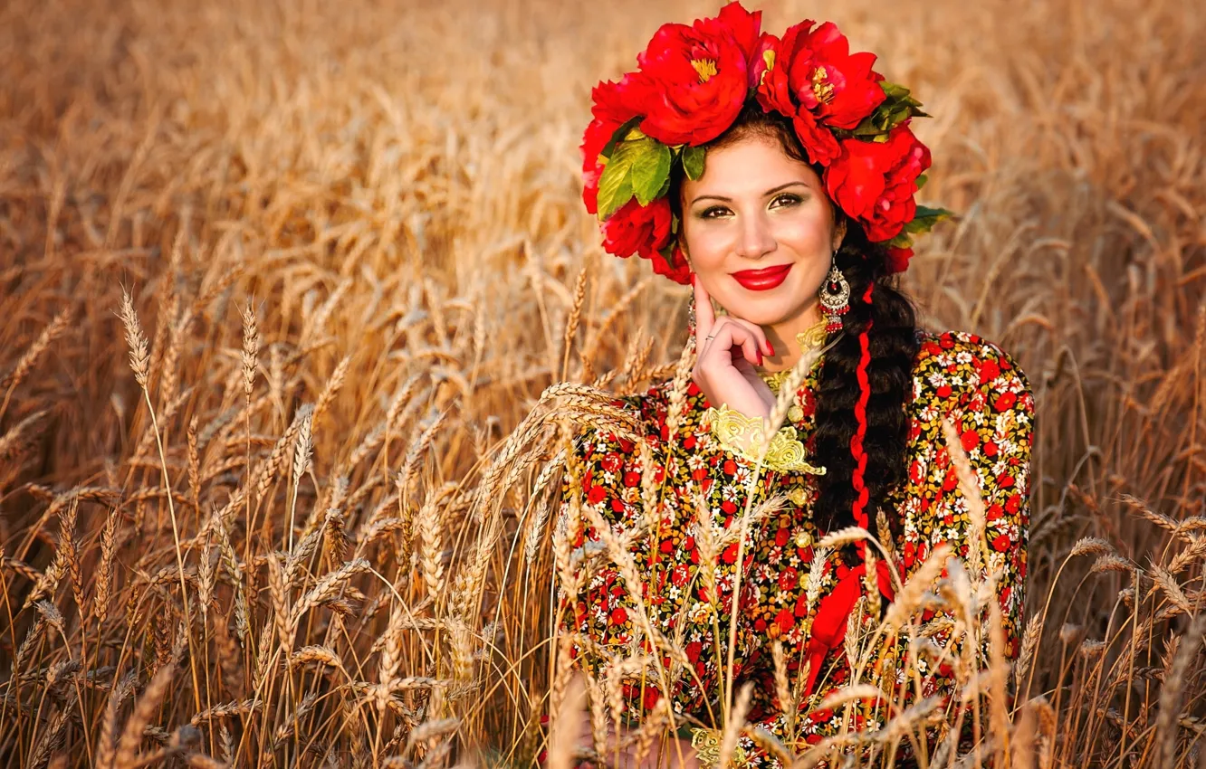 Фото обои поле, брюнетка, венок