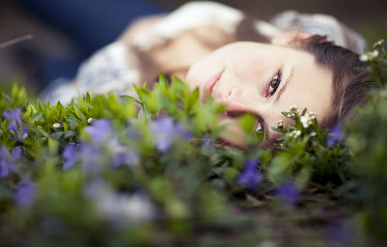 Фото обои трава, взгляд, девушка, цветы