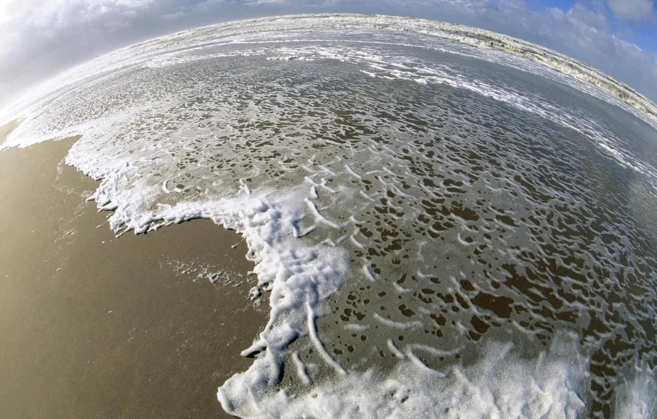 Фото обои песок, море, волны, пена, облака