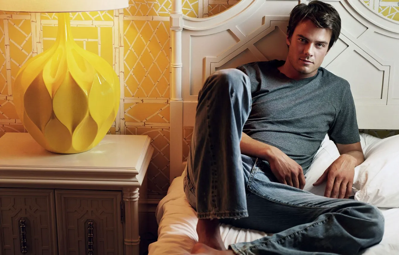 Фото обои модель, лампа, кровать, джинсы, актер, мужчина, столик, Josh Duhamel
