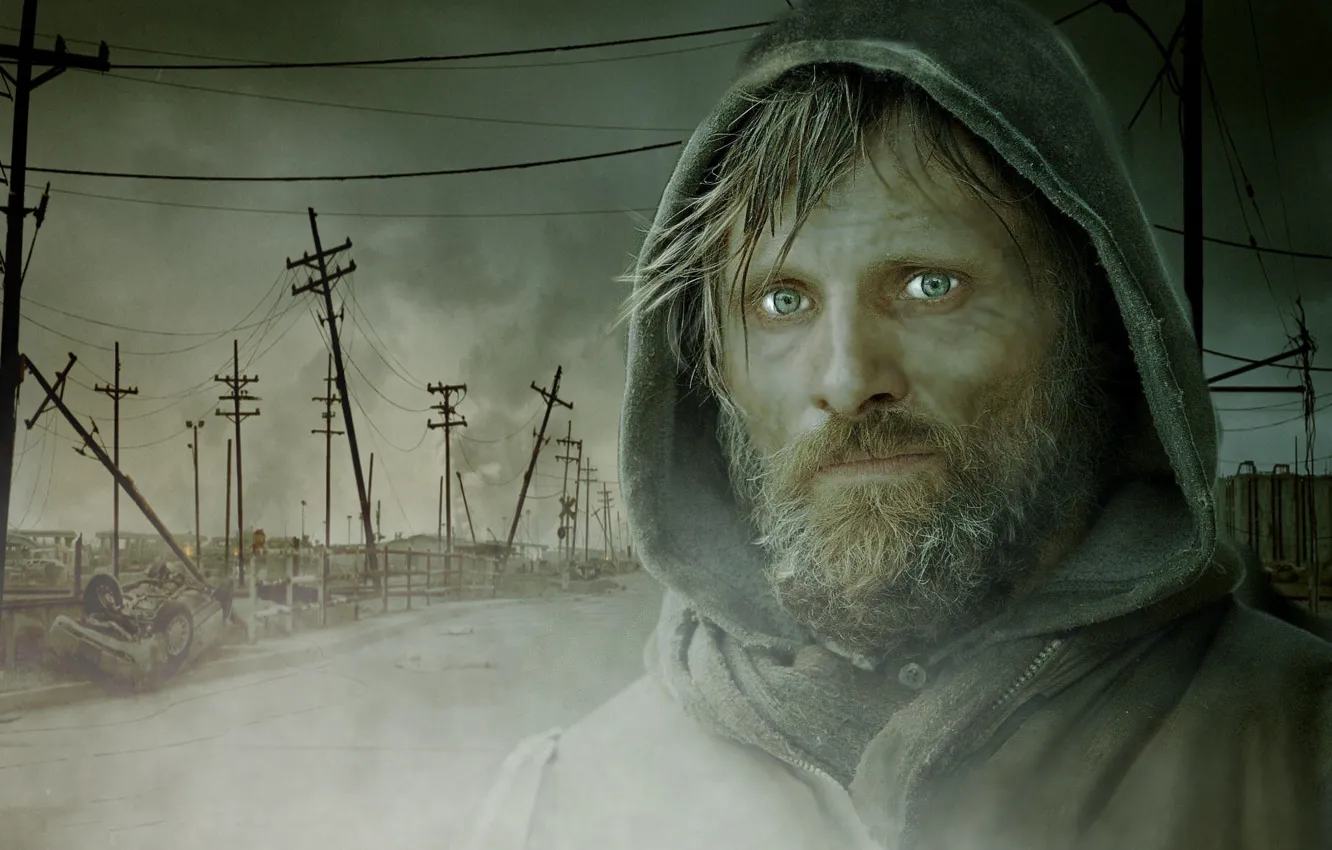 Фото обои дорога, взгляд, столбы, капюшон, мужчина, the road, Viggo Mortensen, Вигго Мортенсен